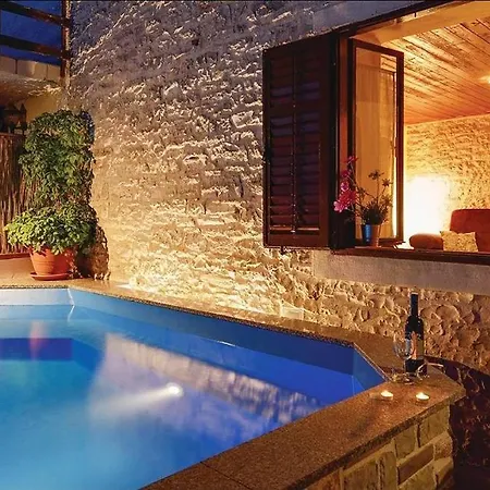 Haus Weisse Feder, Beheizter Pool, Wifi شقة بيروغ